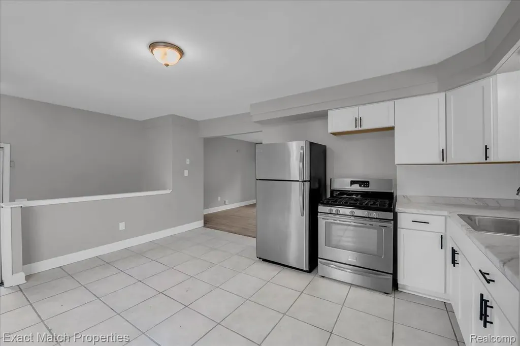 724 Parkwood Avenue Pontiac City MI 48340