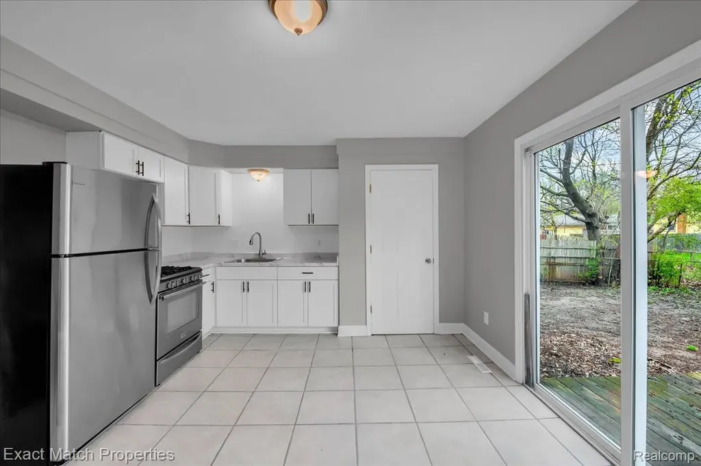 724 Parkwood Avenue Pontiac City MI 48340