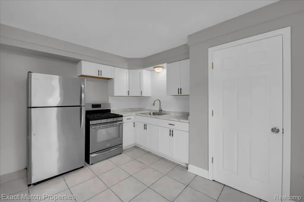 724 Parkwood Avenue Pontiac City MI 48340