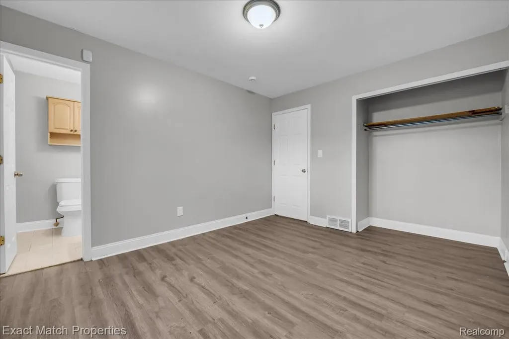 724 Parkwood Avenue Pontiac City MI 48340
