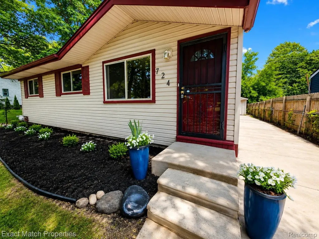 724 Parkwood Avenue Pontiac City MI 48340