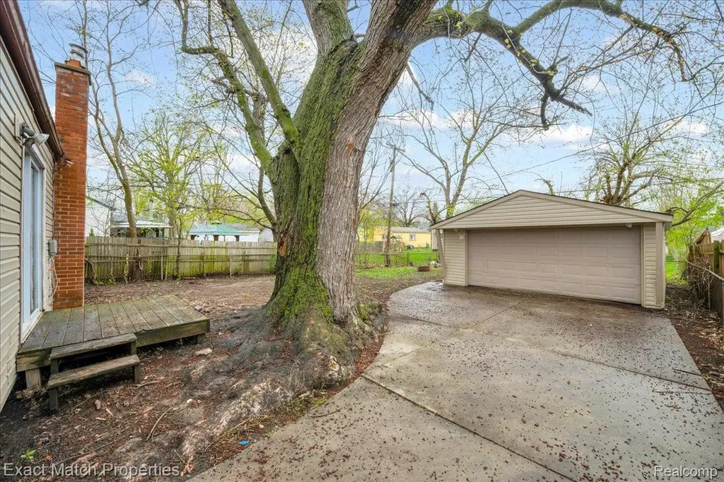 724 Parkwood Avenue Pontiac City MI 48340