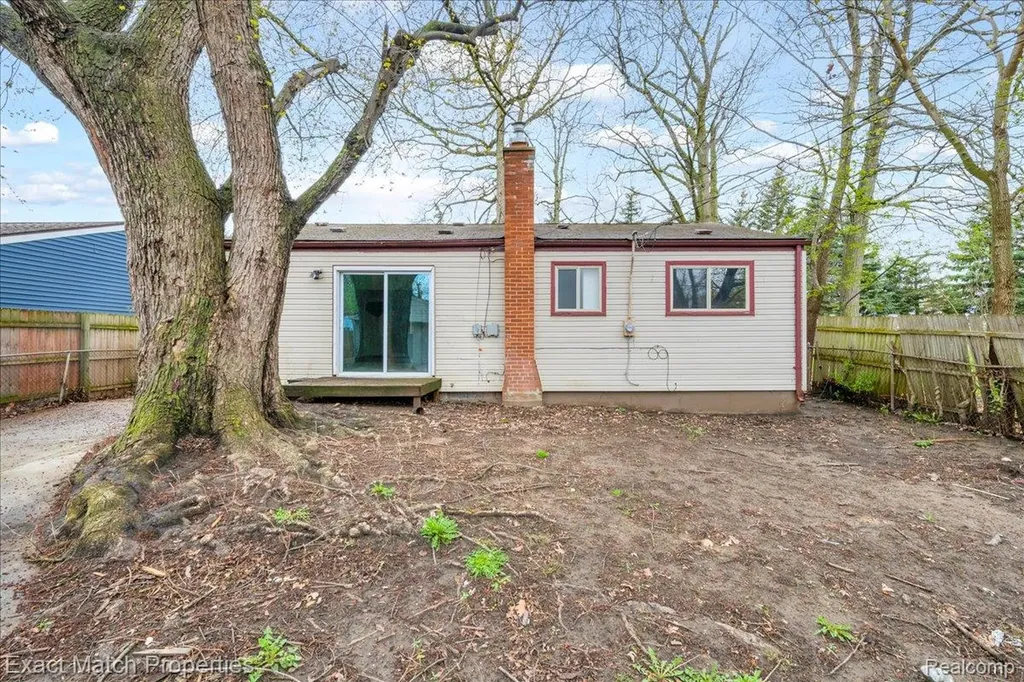724 Parkwood Avenue Pontiac City MI 48340