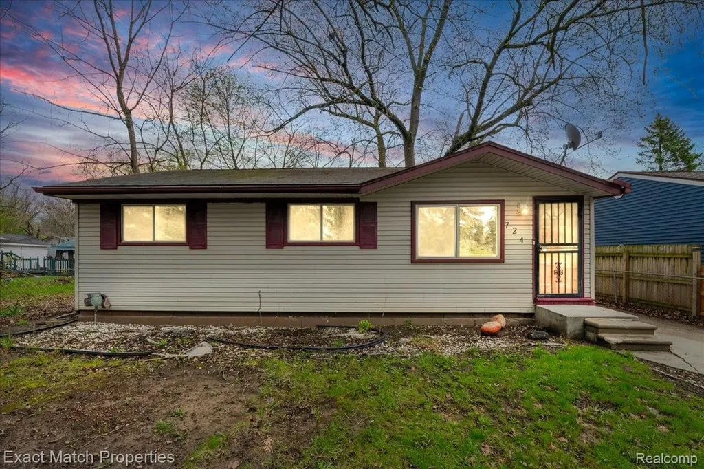 724 Parkwood Avenue Pontiac City MI 48340