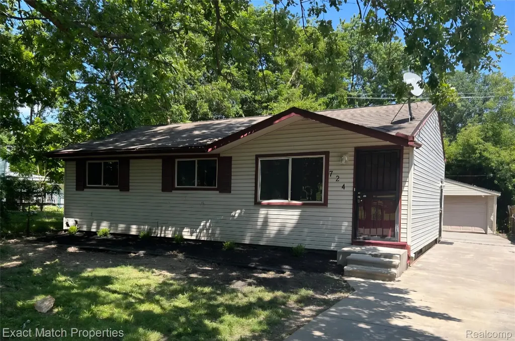 724 Parkwood Avenue Pontiac City MI 48340
