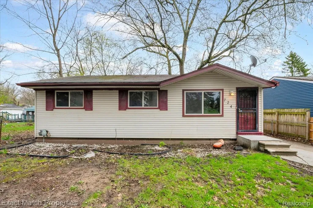 724 Parkwood Avenue Pontiac City MI 48340
