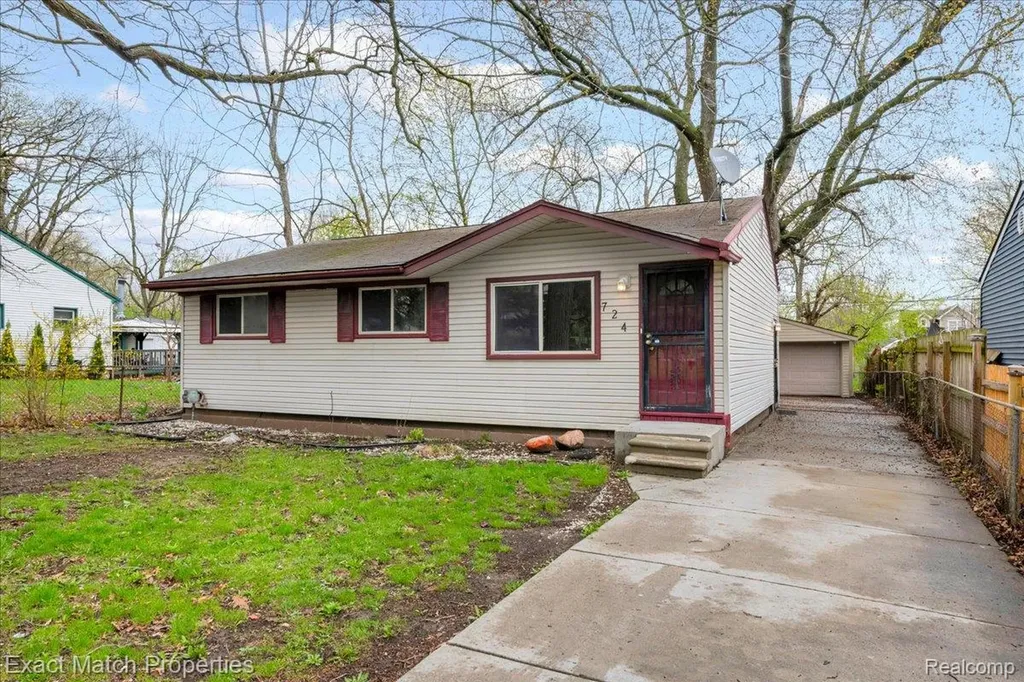 724 Parkwood Avenue Pontiac City MI 48340