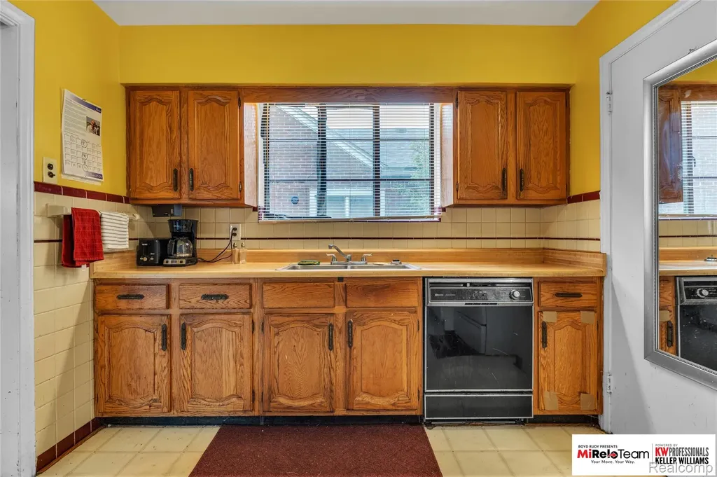 17585 Whitcomb Street Detroit City MI 48235