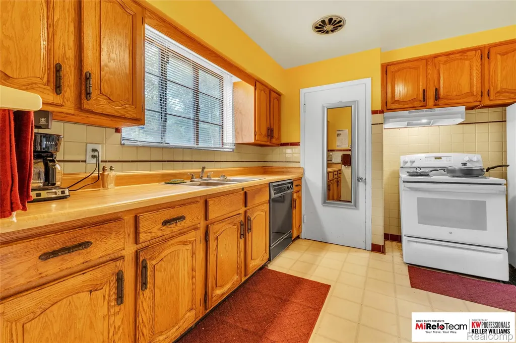 17585 Whitcomb Street Detroit City MI 48235
