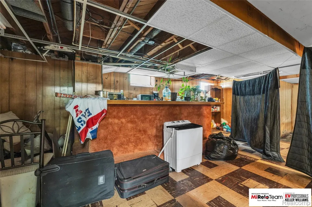 17585 Whitcomb Street Detroit City MI 48235