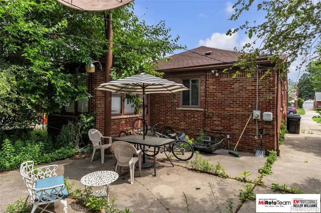 17585 Whitcomb Street Detroit City MI 48235