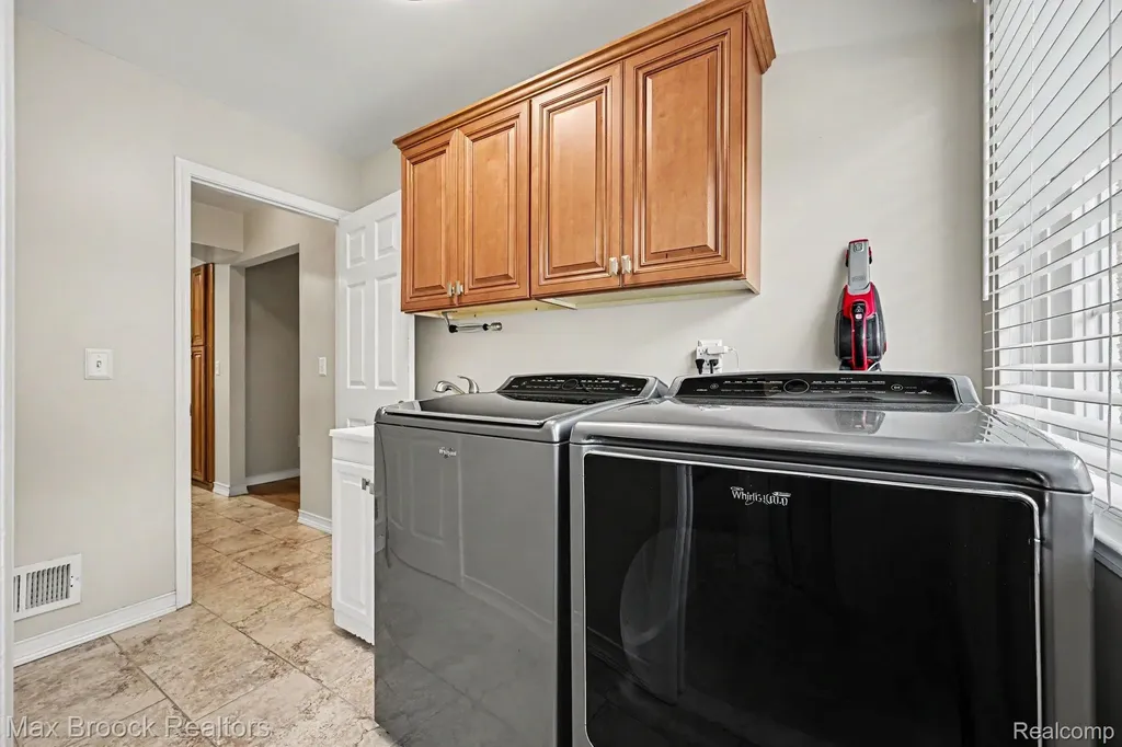 18733 Yorkshire Drive Livonia City MI 48152