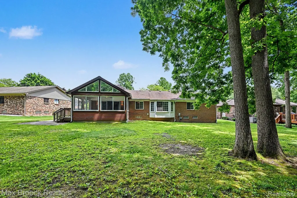 18733 Yorkshire Drive Livonia City MI 48152