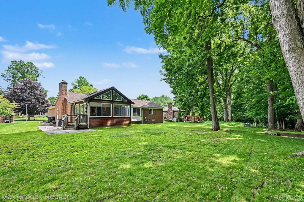 18733 Yorkshire Drive Livonia City MI 48152