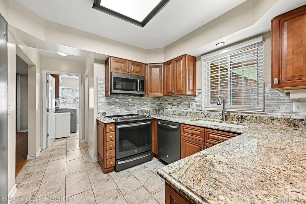 18733 Yorkshire Drive Livonia City MI 48152