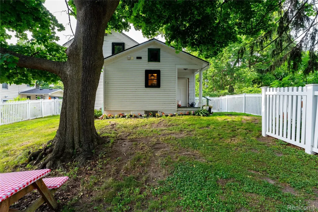 273 W Walled Lake Drive Walled Lake City MI 48390