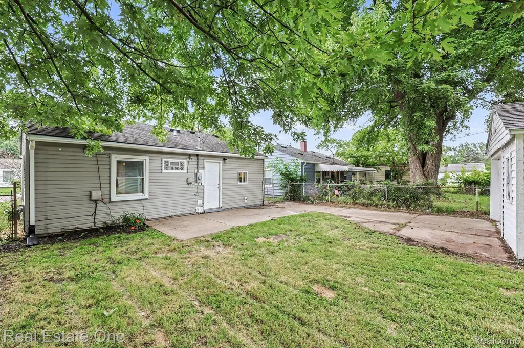 21323 La Salle Boulevard Warren City MI 48089