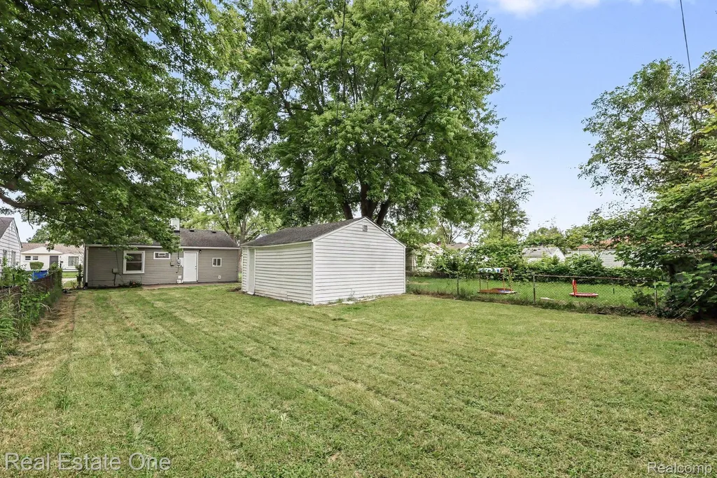 21323 La Salle Boulevard Warren City MI 48089