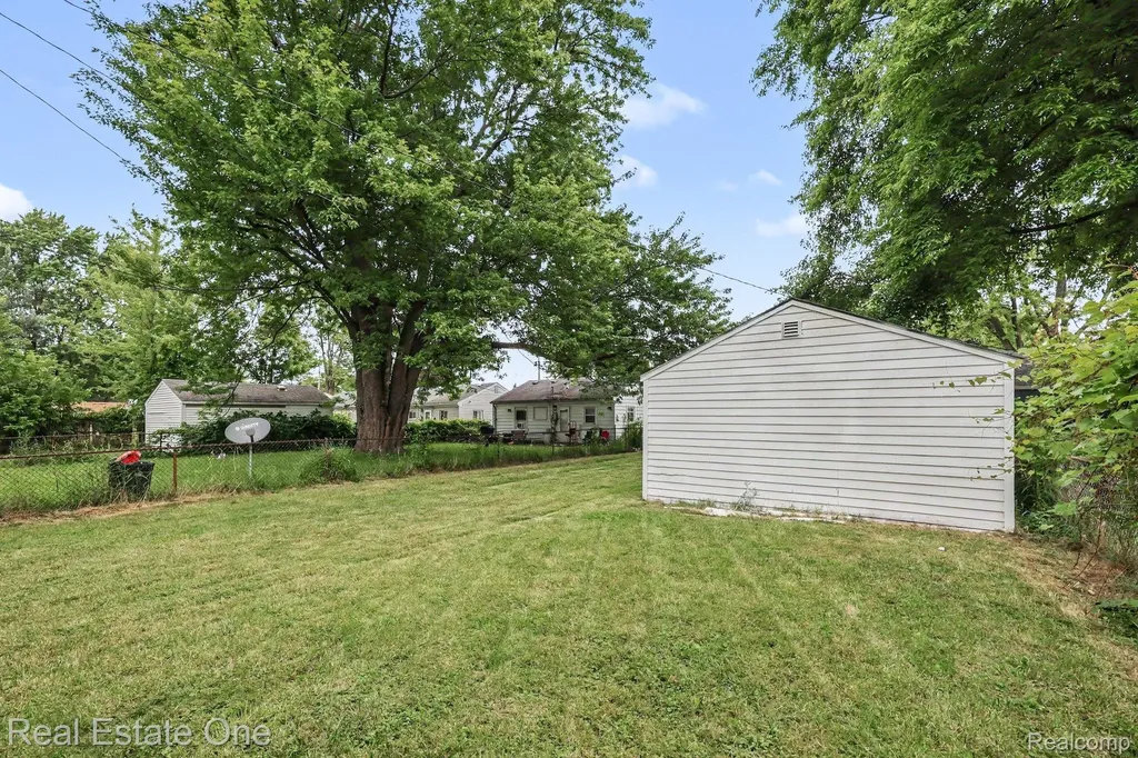 21323 La Salle Boulevard Warren City MI 48089
