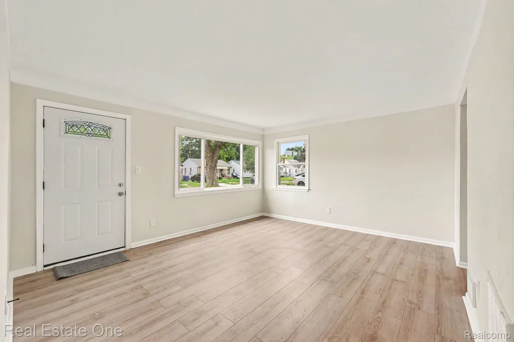 21323 La Salle Boulevard Warren City MI 48089