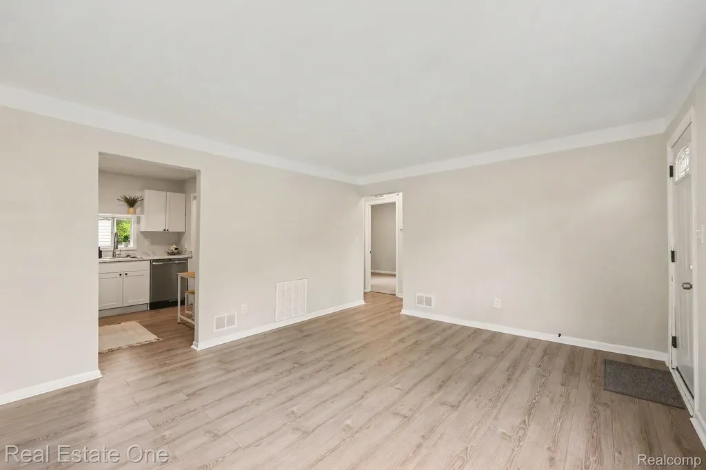 21323 La Salle Boulevard Warren City MI 48089
