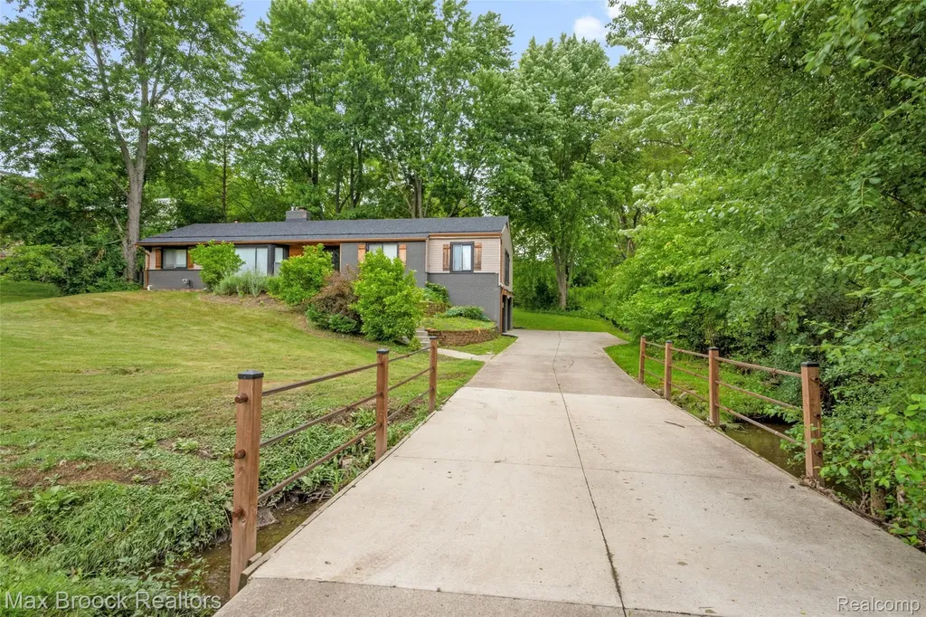 2905 Lahser Road Bloomfield Hills City MI 48304
