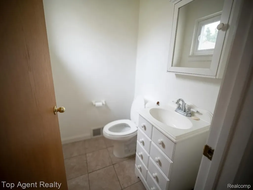 4436 Buckingham Drive Warren City MI 48092