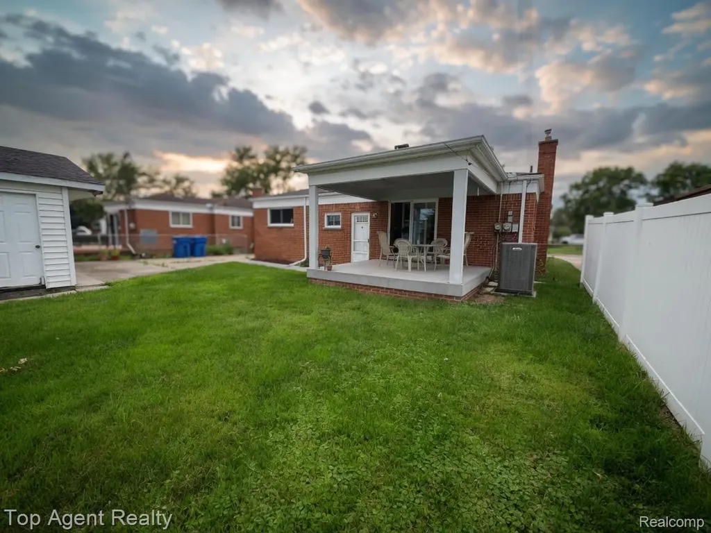 4436 Buckingham Drive Warren City MI 48092