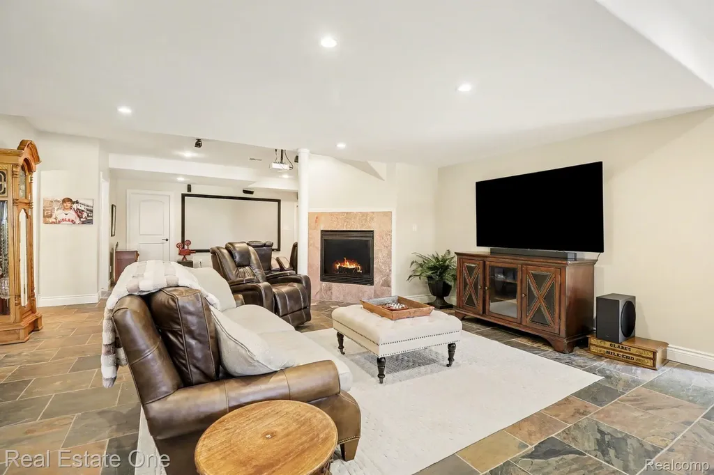 960 Hill Hollow Lane Milford Charter Township MI 48381