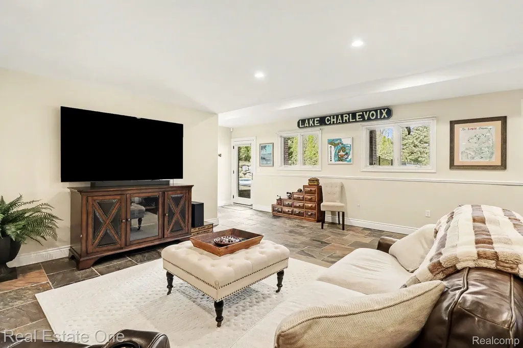 960 Hill Hollow Lane Milford Charter Township MI 48381
