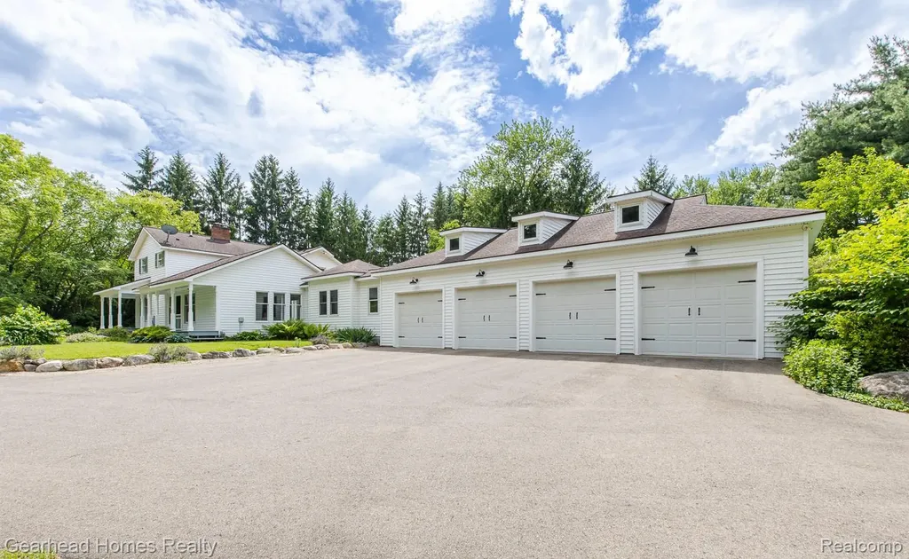 6296 Elizabeth Lake Road Waterford Charter Township MI 48327
