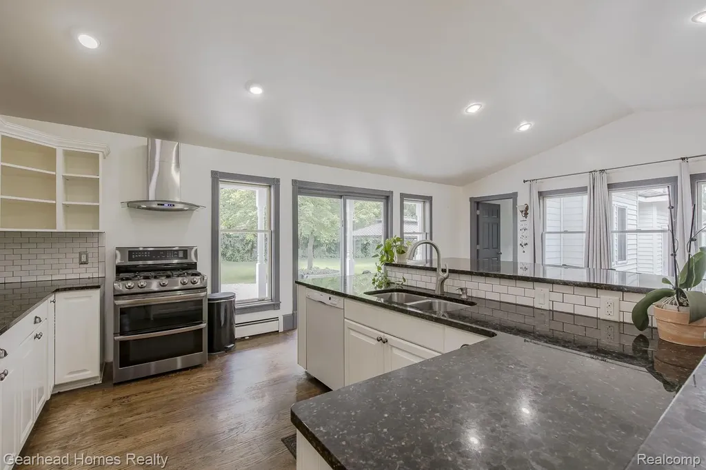 6296 Elizabeth Lake Road Waterford Charter Township MI 48327