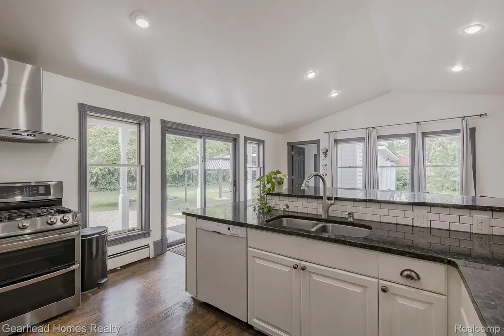 6296 Elizabeth Lake Road Waterford Charter Township MI 48327
