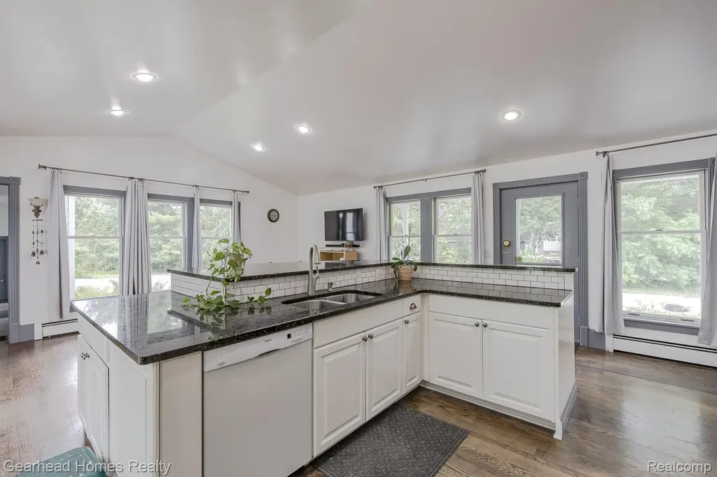 6296 Elizabeth Lake Road Waterford Charter Township MI 48327