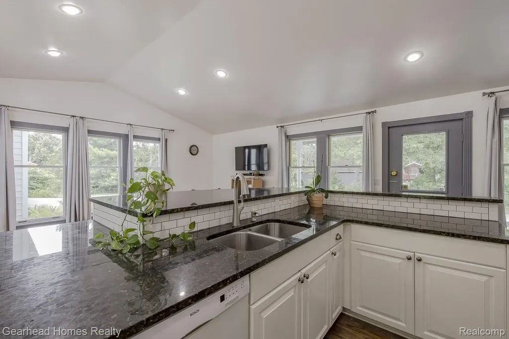 6296 Elizabeth Lake Road Waterford Charter Township MI 48327