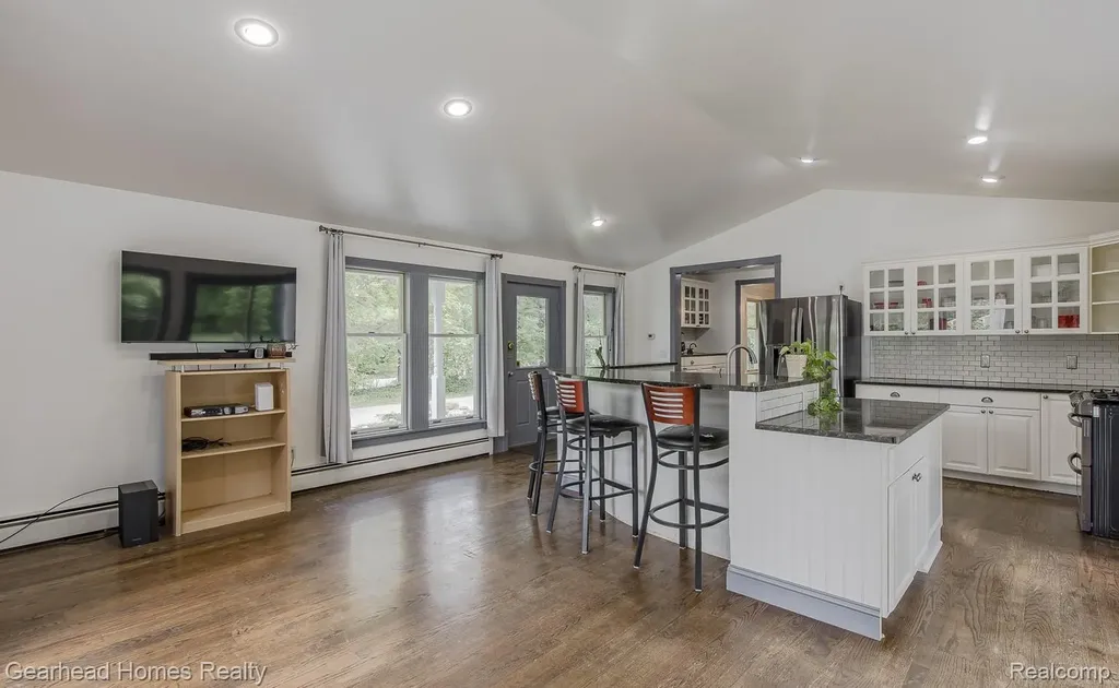 6296 Elizabeth Lake Road Waterford Charter Township MI 48327