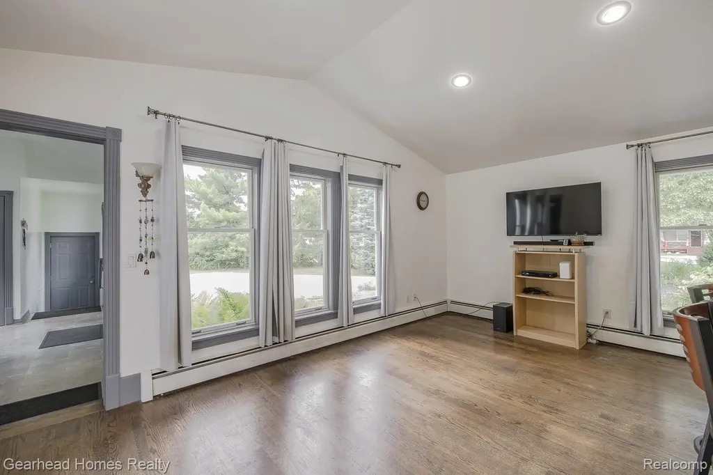 6296 Elizabeth Lake Road Waterford Charter Township MI 48327