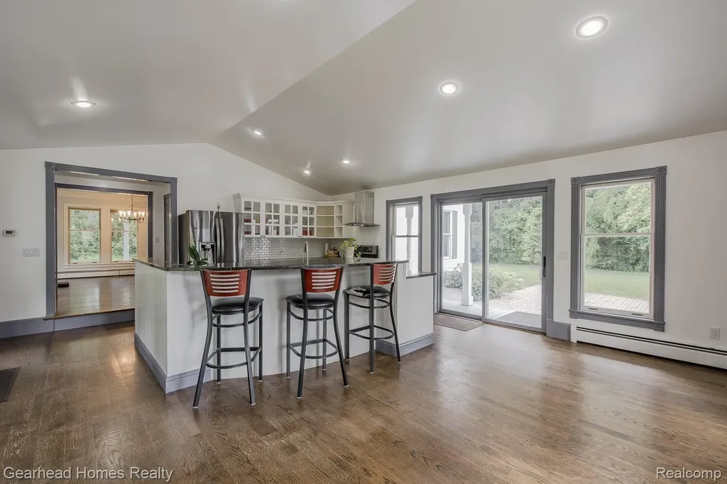 6296 Elizabeth Lake Road Waterford Charter Township MI 48327