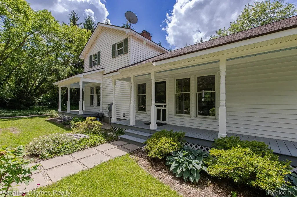 6296 Elizabeth Lake Road Waterford Charter Township MI 48327