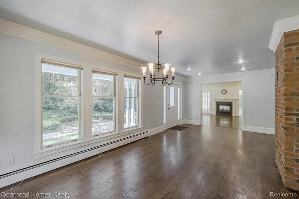 6296 Elizabeth Lake Road Waterford Charter Township MI 48327