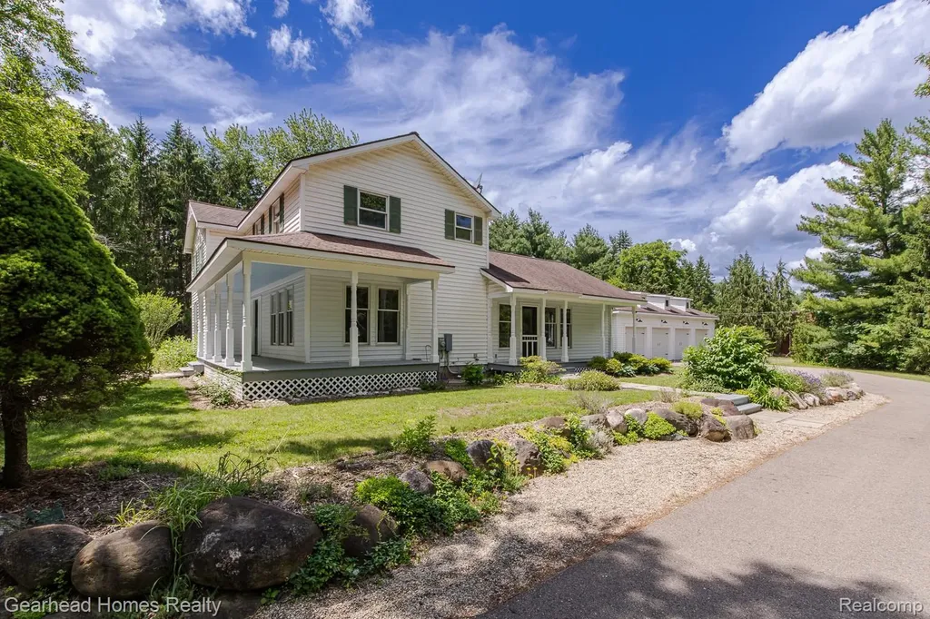 6296 Elizabeth Lake Road Waterford Charter Township MI 48327