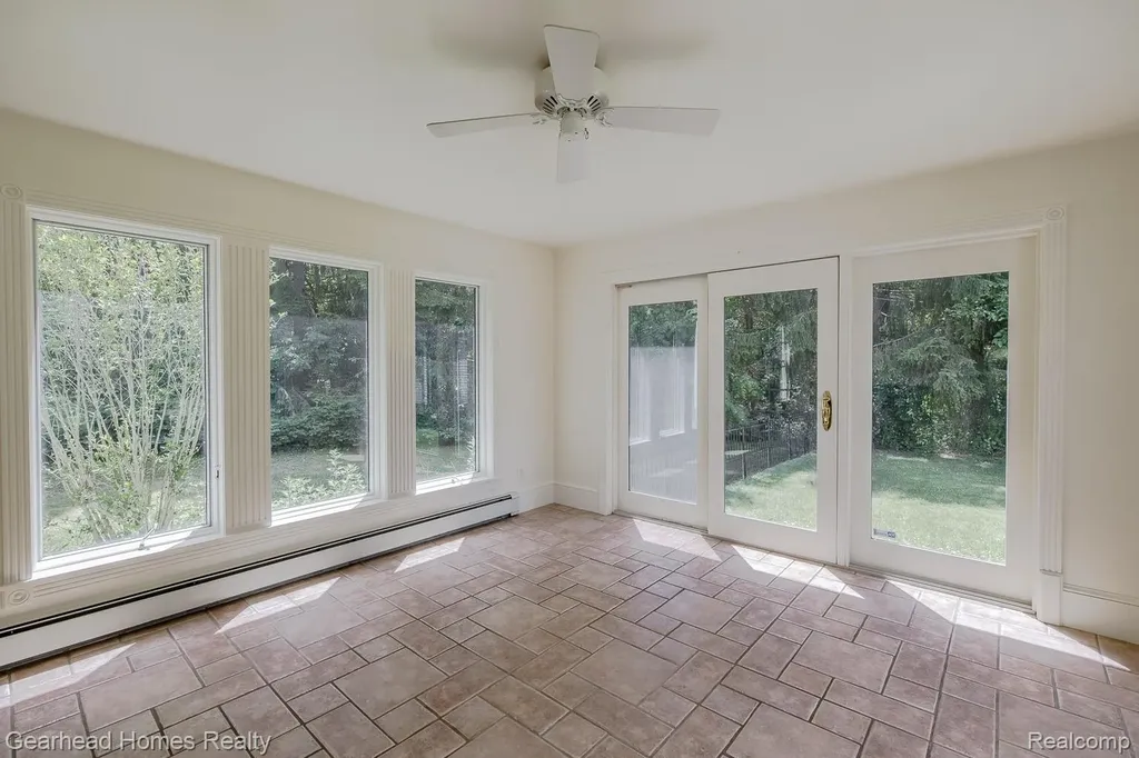 6296 Elizabeth Lake Road Waterford Charter Township MI 48327