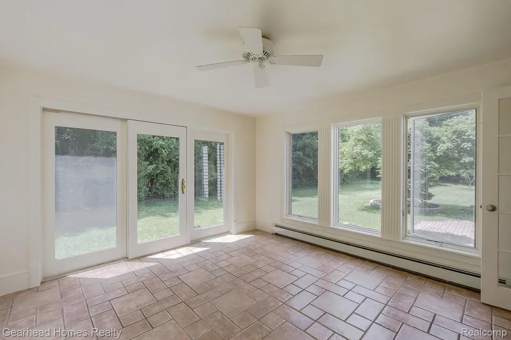 6296 Elizabeth Lake Road Waterford Charter Township MI 48327