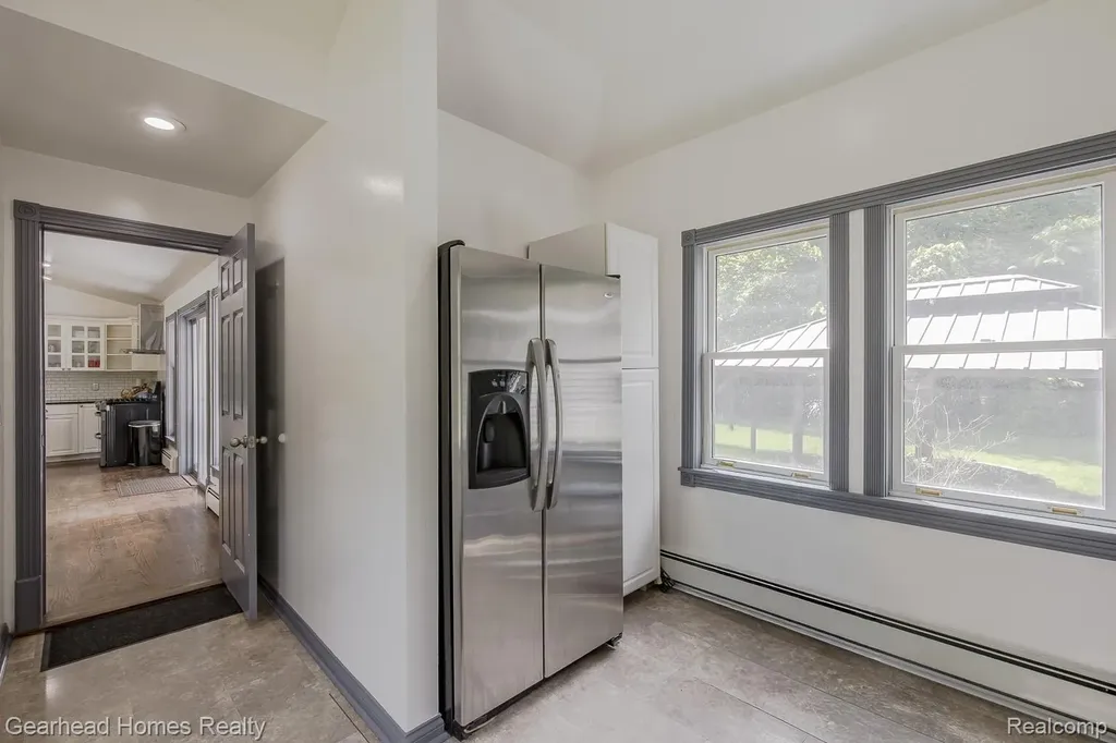 6296 Elizabeth Lake Road Waterford Charter Township MI 48327