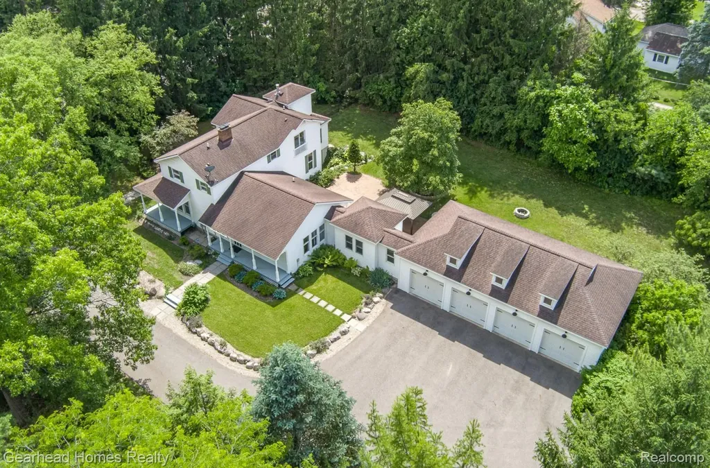 6296 Elizabeth Lake Road Waterford Charter Township MI 48327