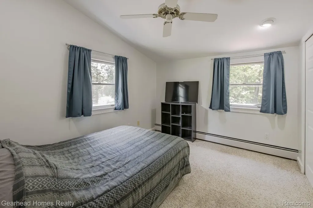 6296 Elizabeth Lake Road Waterford Charter Township MI 48327