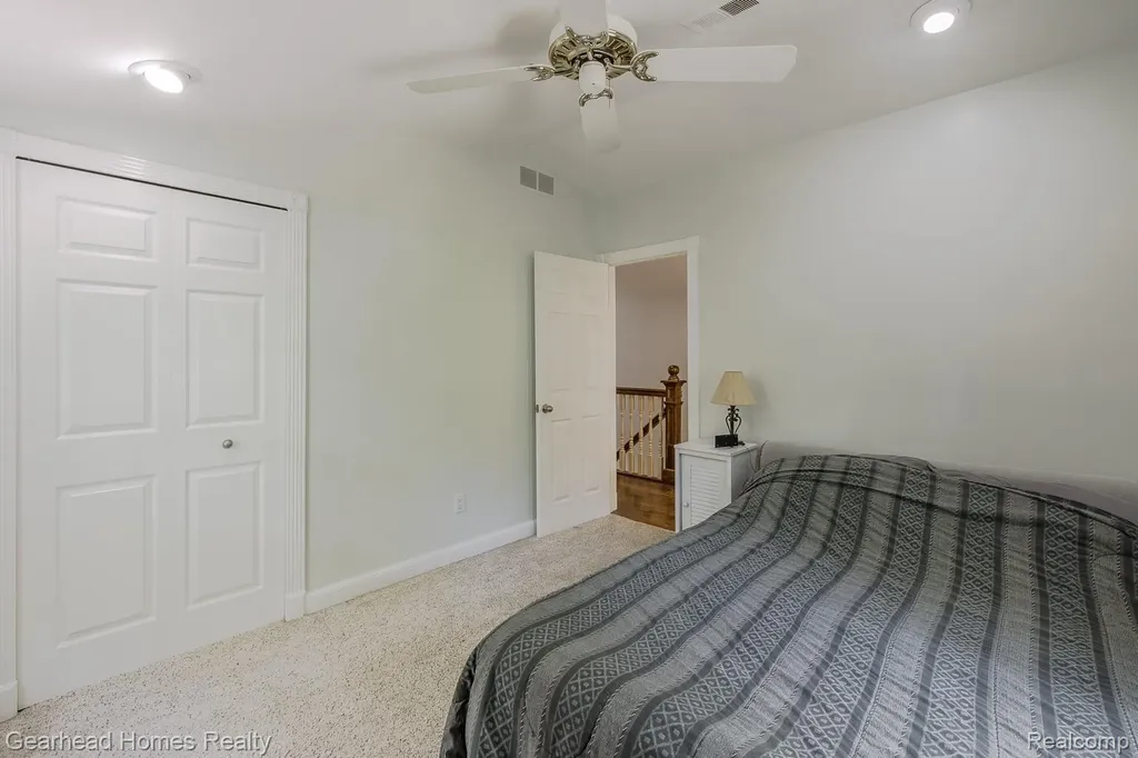 6296 Elizabeth Lake Road Waterford Charter Township MI 48327