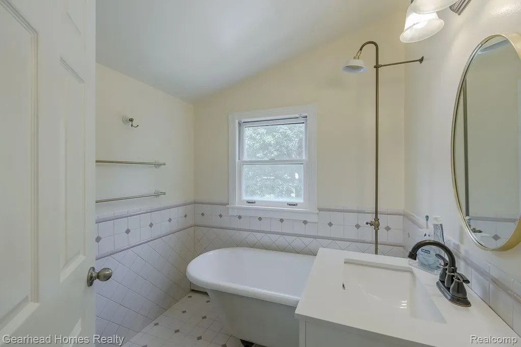6296 Elizabeth Lake Road Waterford Charter Township MI 48327
