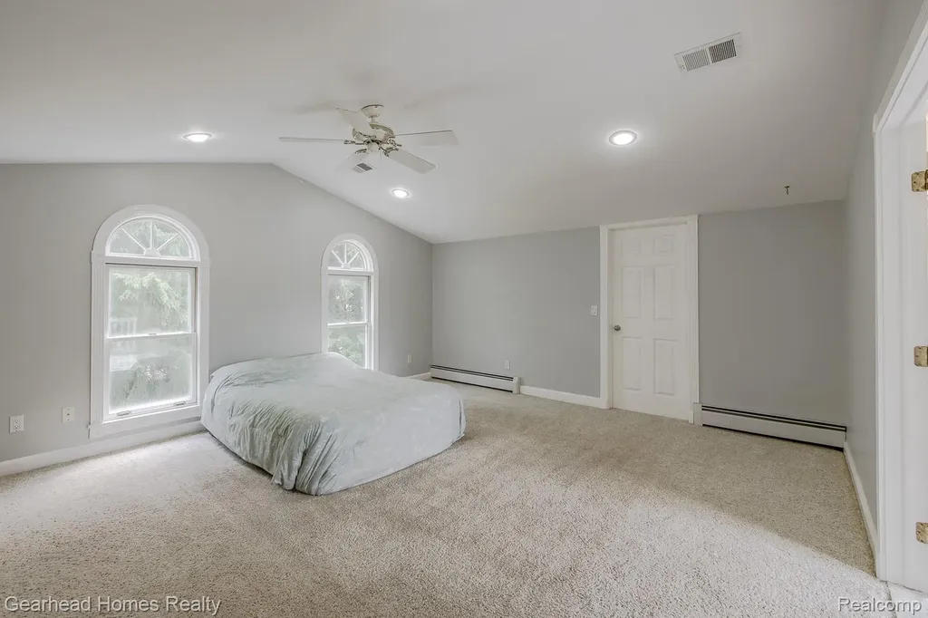 6296 Elizabeth Lake Road Waterford Charter Township MI 48327