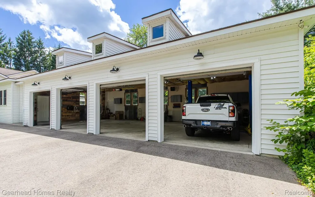 6296 Elizabeth Lake Road Waterford Charter Township MI 48327